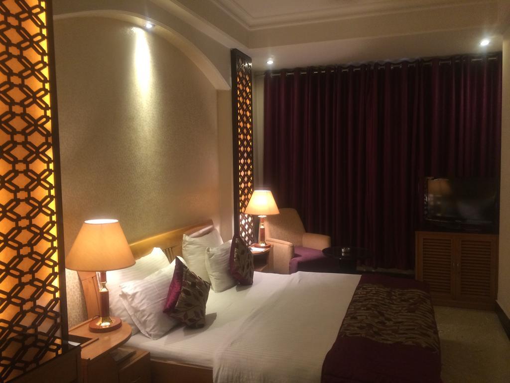 Hotel Emperor Palms New Delhi Room photo